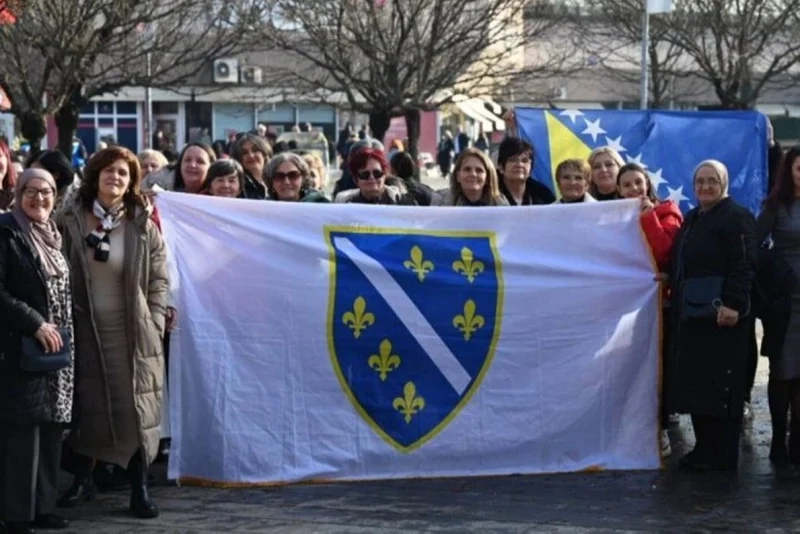 Grupa žena razvila zastavu s ljiljanima u Banjoj Luci, policija ih kaznila
